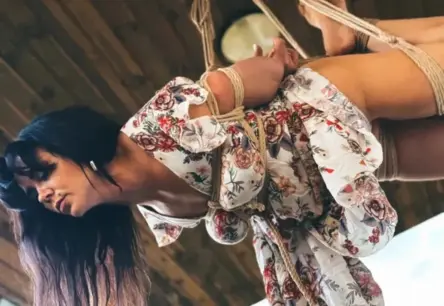 Saeimas deputāta Viestura Zariņa un mākslinieces Justīnes Lasenbergas neparastā aizraušanās: japāņu šibari