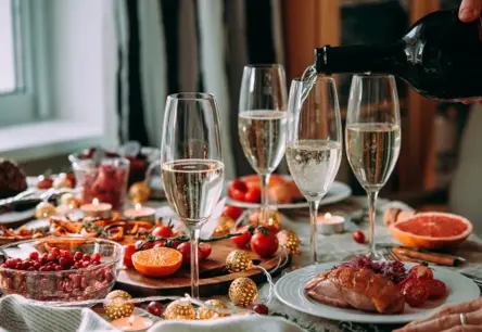 Salāti, speķis un beļāši? Eksperti atklāj 6 negaidītākās šampanieša uzkodas