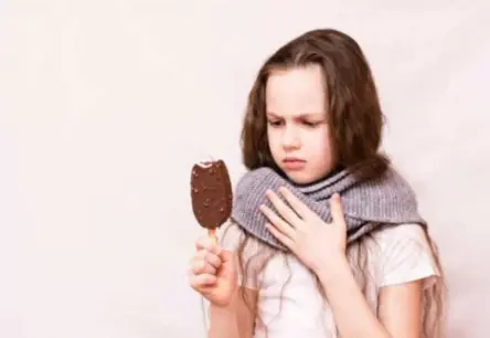 Saldais atvieglojums kakla sāpēm: ārste atklāj, kāpēc saldējums patiešām palīdz