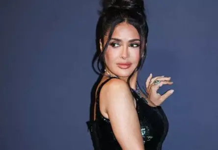 Salma Haijeka 58 gadu vecumā žilbina "Sports Illustrated" vākos un "Instagram" video