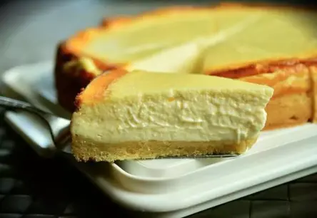 Sandra Kalniete atklāj mazdēla Armanda radīto trīskārtu siera kūkas recepti: ģimenes mantojums un kulinārais pārsteigums