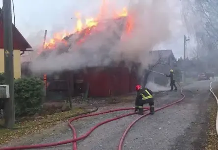 Sāpes un zaudējums: saimnieks nespēja noskatīties, kā liesmas aprī garāžu, ko lolojis gadiem