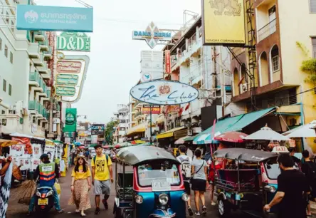 Saspīlējums uz Taizemes-Kambodžas robežas: Tūristiem ceļš slēgts strīda un krāpnieku tīklu dēļ