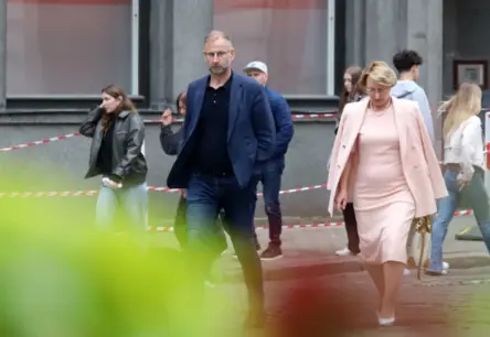 Satiksmes ministra Ata Švinkas dārgais e-auto un ceļu finansējuma dilemma: kā sabiedrība uztver pretrunas?