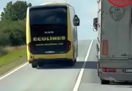 Satraucošs incidents: "Ecolines" autobuss veic bīstamu apdzīšanu, apdraudot satiksmi
