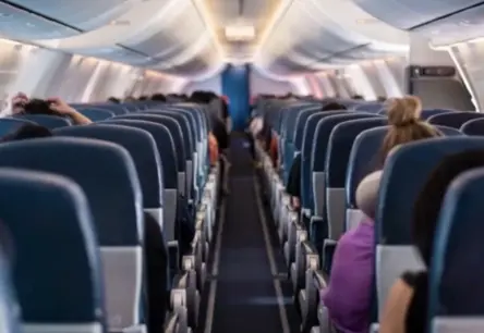 Šaurākie krēsli debesīs: kuras Eiropas aviokompānijas piedāvā vismazāk komforta?