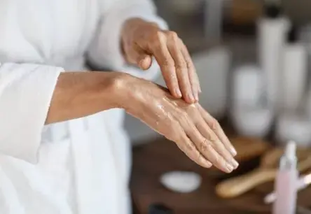 Sausa āda pat pēc krēma: kāpēc tā notiek un kā atgūt komfortu?