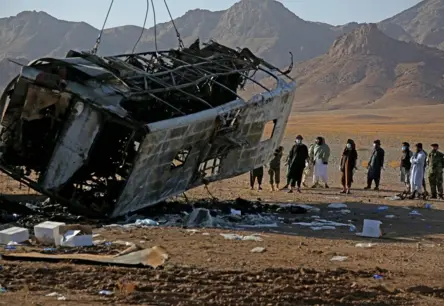 Šaušalīga katastrofa Afganistānas rietumos: autobusa avārijā iet bojā 79 cilvēki, tostarp 17 bērni