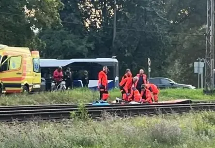 Šausmas Imantā: Divas meitenes gāja bojā sadursmē ar vilcienu uz dzelzceļa pārbrauktuves