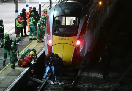 Šausmas Kembridžšīras vilcienā: vairāki cilvēki sadurti, desmit ievainoti