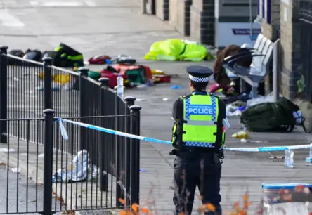 Šausmas vilcienā uz Londonu: aculiecinieki atklāj brutālā uzbrukuma detaļas