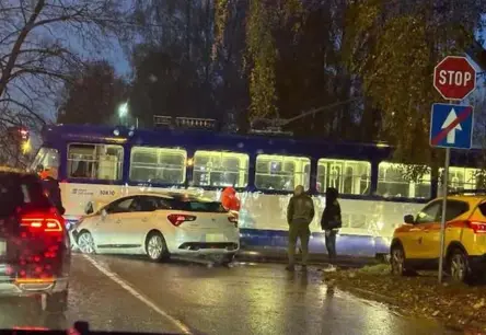 Šausminošs skats Pārdaugavā: Tramvajs saduras ar auto, priekšējā daļa pilnībā iznīcināta