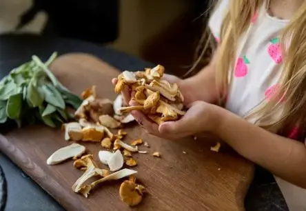 Šefpavārs Normunds Baranovskis atklāj sēņu ēdienu noslēpumus, kas iepriecinās arī bērnus