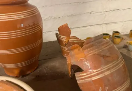 Senās podniecības liecības atdzīvojas: Sēlijā no lauskām atjauno dzimtas trauku kolekciju