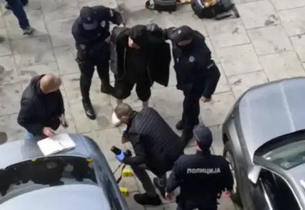 Serbijas parlamenta tuvumā – apšaude un ugunsgrēks: viens ievainots, uzbrucējs aizturēts