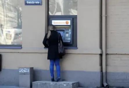 Skaidras naudas iemaksa kontā: kad jāskaidrojas ar VID un par ko uztraukties nav vērts?