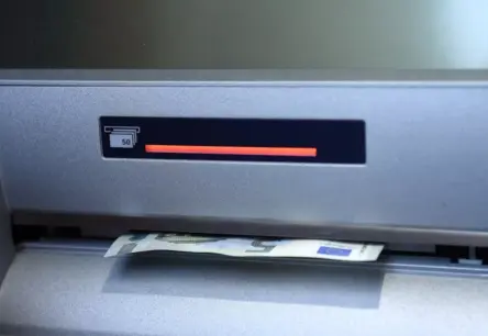 Skaidras naudas iemaksas bankā: Vai tiešām ikviens tagad jātaisnojas VID priekšā?