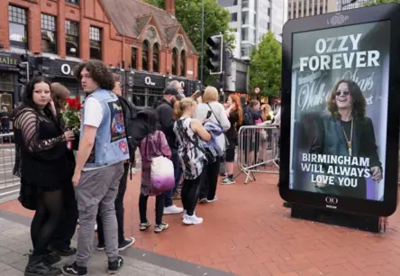 Skandāls rokmūzikā: “Green Jellÿ” atlaiž basģitāristu par aizvainojošu joku par Ozija Osborna nāvi