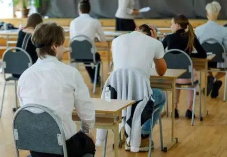 Skolēni cīnās par tiesībām labot atzīmes: iniciatīva sasniedz Saeimu