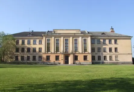 Skrīveros par "sviestmaizes cenu" izsolīs vērienīgu Zemkopības zinātniskā institūta ēku kompleksu