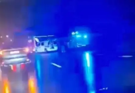 Smaga avārija uz Jūrmalas šosejas: motociklam saduroties ar "Toyota", slimnīcā nogādāti divi cilvēki