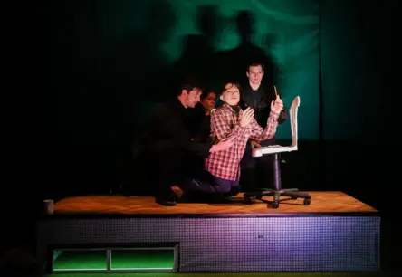 «Smalkās kaites»: Leļļu teātris aicina uz grotesku, ne dziļu nopietnību