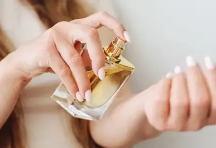 Smaržu radītās briesmas: ko patiesībā slēpj ikdienas kosmētika?