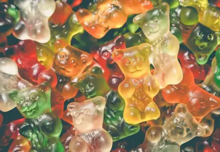 Šokējoša atzīšanās: Nometnes vadītājs atklāj divu zēnu sazāļošanu un seksuālu izmantošanu