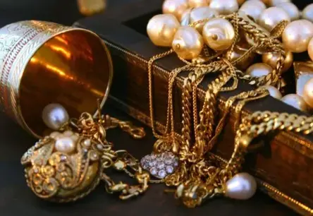 Šokējoša zādzība Jelgavā: sievietei bārā nozog 43 500 eiro vērtu somu