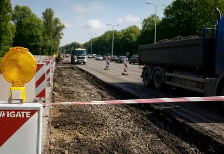 Šokējošs Budžeta Cirtiens Ceļiem: Satiksmes ministrija Samazina Finansējumu, Draud Nozares Sabrukums
