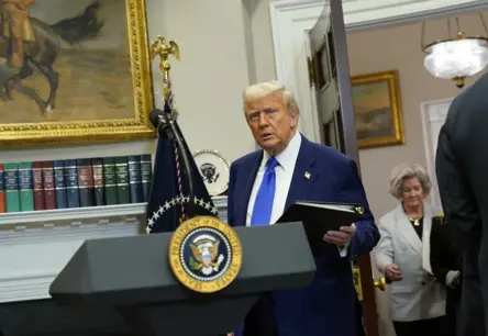 Šokējošs Pārmetums: Bijušais Prezidents Tramps Vaino Irānu un Izraēlu Pamiera Pārkāpšanā