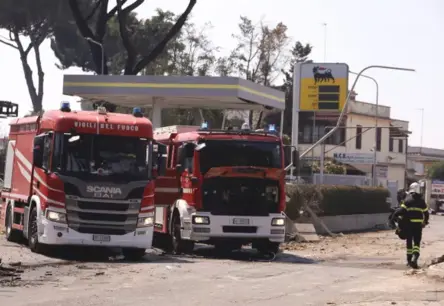 Šokējošs Sprādziens Romas Sirdī: Degvielas Uzpildes Stacija Pārvēršas Dūmu un Liesmu Murgā, Ievainojot Desmitiem