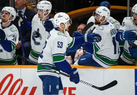 Teodora Bļugera vārti palīdz "Canucks" uzvarēt NHL spēlē