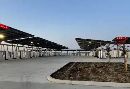 Tesla atklāj revolucionāro Oasis Supercharger: Autonoms Gigants ar Saules Enerģijas Spēku