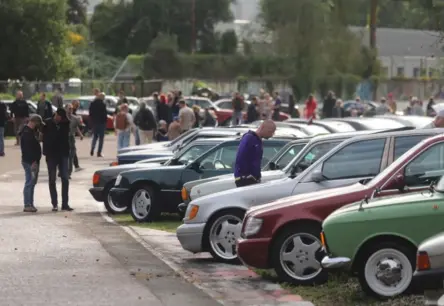 Tēva dienas “Coffeetime 2025” salidojums Rīgas Motormuzejā pulcē simtiem klasisko spēkratu un ģimeņu