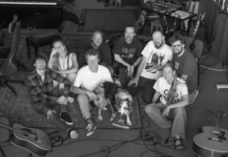 “The Sound Poets” iepriecina ar jaunu singlu “Tu manī ugunis dedz” pirms lielkoncerta Palladium