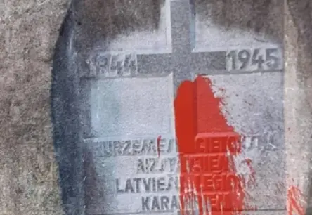 Tiesa attaisno leģionāru piemiņas vietas apgānītāju: Hibrīdkara ēnas un tiesiskās dilemmas Latvijā