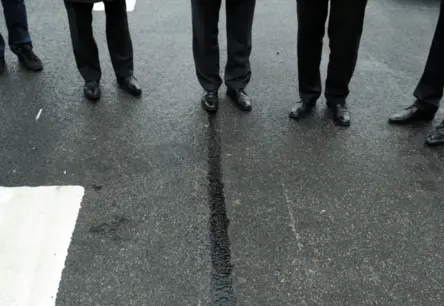 Tīnūžu iedzīvotāji satraukti: pēc ceļu rekonstrukcijas pazudušas gājēju pārejas, apdraudēta bērnu drošība