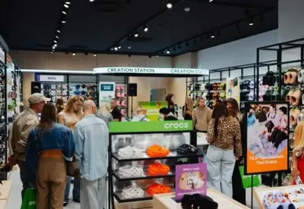 Tirdzniecības centrā "Spice" atklāts Latvijā lielākais "Crocs" veikals jaunā zīmola koncepcijā