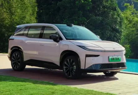 Toyota sola pasaulē pirmās cietvielu baterijas elektroauto – revolūcija uz riteņiem no 2027. gada