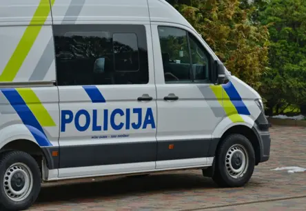 Traģēdija Carnikavā: Velosipēdists iebrauc stabā un iet bojā