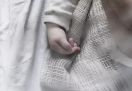 Traģēdija Lilles slimnīcā: bez uzraudzības atstāts zēns izraisa jaundzimušā nāvi, satricinot Franciju