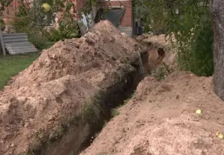 Traģēdija Madonā: Vīrietis gājis bojā, rakot tranšeju savā pagalmā