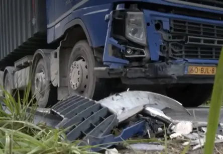 Traģēdija Sidgundā: Sadursmē ar kravas auto iet bojā jaunietis