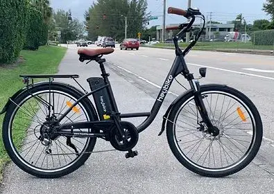 Traģiska avārija Carnikavā: velosipēdists ietriecas stabā un gājas bojā; Valsts policija ziņo par satraucošu statistiku