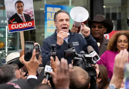 Tramps draud Ņujorkai ar finansējuma samazināšanu, Mamdani gūst uzvaru mēra vēlēšanās