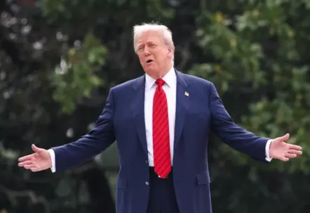 Tramps nosaka papildu 25% tarifus Indijai par Krievijas naftas pirkšanu, saasinot globālo spriedzi