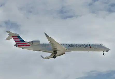 Trauksme "SkyWest" lidojumā: apkalpe izmisīgi klauvē pie aizslēgtām pilotu kabīnes durvīm sakaru kļūmes dēļ