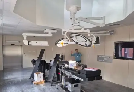 Traumatoloģijas un ortopēdijas slimnīcā atklāta Latvijas modernākā mugurkaula ķirurģijas zāle ar robotizēto roku