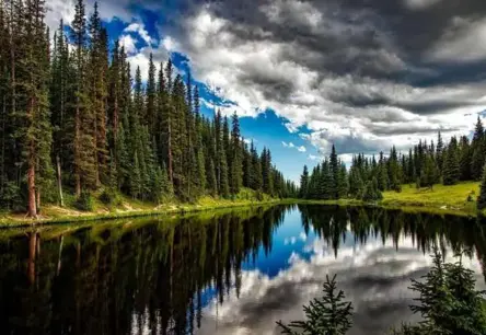 Trešdiena Latvijā – nedēļas vēsākā diena ar lietu un brāzmainu vēju: Sinoptiķi brīdina